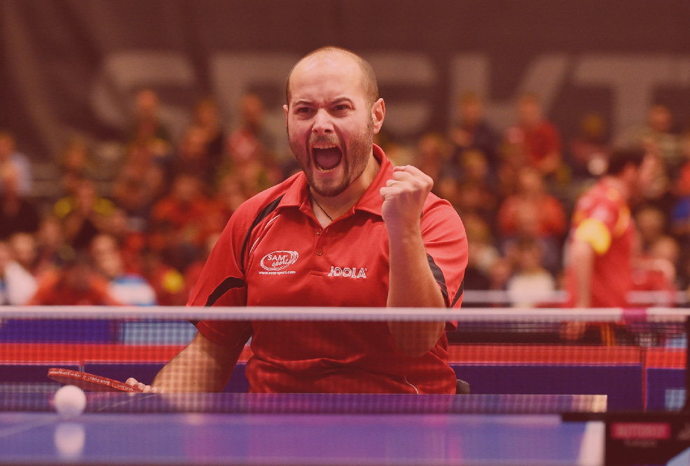 Photo qui immortalise la victoire d'un athlète de tennis de table